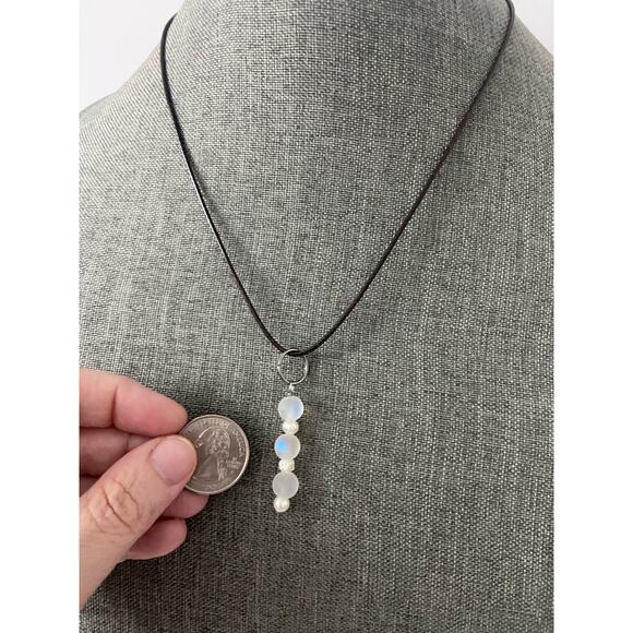 white bead pendant necklace - Picture 2 of 3
